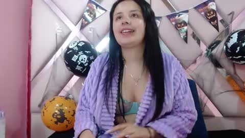 Snapshot of nathaly_low chatting on 17, 10, 2025 nathaly low online show from 17, 10, 2025