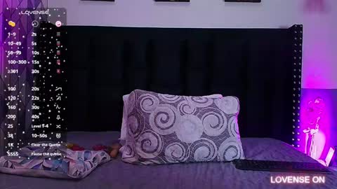 Snapshot of naturaltitss_ chatting on 2, 12, 2024 Gwen online show from 2, 12, 2024
