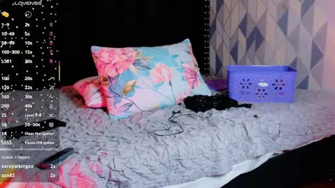Snapshot of naturaltitss_ chatting on 8, 10, 2025 Gwen online show from 8, 10, 2025