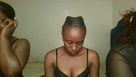 Snapshot of naughty_ellaa chatting on 19, 9, 2025 naughty_ellaa online show from 19, 9, 2025