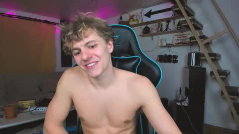 Snapshot of naughty_nik43 chatting on 23, 2, 2025 Nik online show from 23, 2, 2025