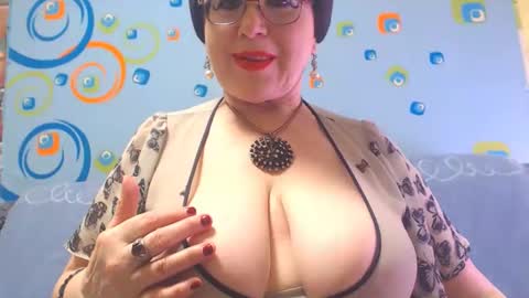 Snapshot of naughtymomxxx chatting on 11, 1, 2025 OldKinkyMILF online show from 11, 1, 2025