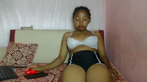 nayrah12 online show from 2, 12, 2025