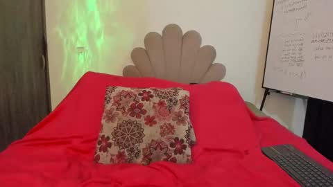 Snapshot of neeii chatting on 9, 5, 2026 Nei turn green online show from 9, 5, 2026