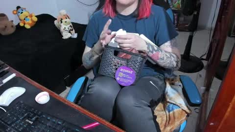 Snapshot of neeko_lol_ chatting on 17, 4, 2026 Geek Nicole im Neeko UwU online show from 17, 4, 2026