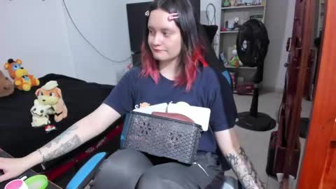 Snapshot of neeko_lol_ chatting on 19, 4, 2026 Geek Nicole im Neeko UwU online show from 19, 4, 2026