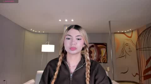 Snapshot of niaholland chatting on 8, 5, 2026 SQUIRTER DOLL online show from 8, 5, 2026