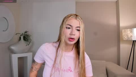 Snapshot of niaholland chatting on 5, 6, 2026 SQUIRTER DOLL online show from 5, 6, 2026