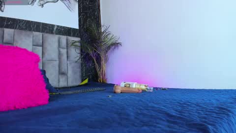 Nicolle  online show from 17, 2, 2025