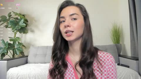 Snapshot of nicoleluuv chatting on 2, 2, 2025 Dua Lipa online show from 2, 2, 2025