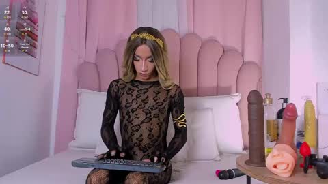 nicolemadrird online show from 15, 4, 2026