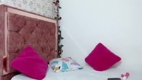 Snapshot of nicolle_gomes chatting on 12, 9, 2025 nicolle gomes online show from 12, 9, 2025