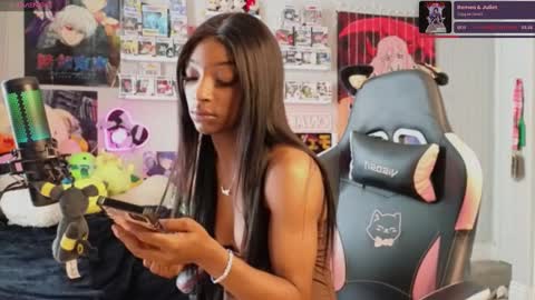 NIVIA WOLFE online show from 5, 2, 2025