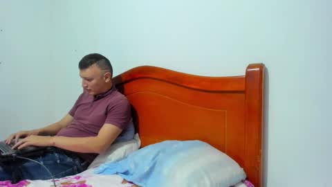 Snapshot of no_limites_pvt chatting on 22, 10, 2025 Emma - Mike online show from 22, 10, 2025