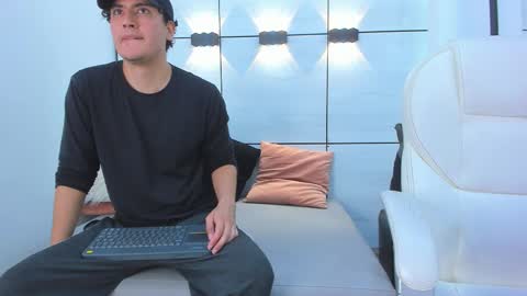 Noah Ferrary online show from 8, 11, 2025