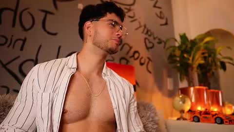 Snapshot of noha_miler chatting on 8, 10, 2025 kevin online show from 8, 10, 2025