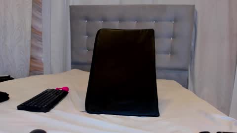 xionela gates online show from 9, 1, 2026