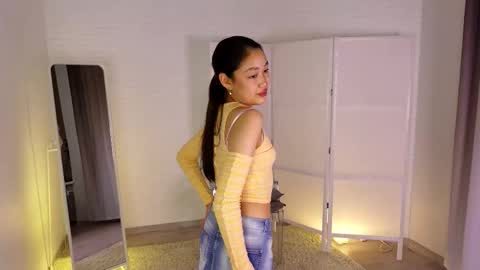 Snapshot of oh_laura chatting on 22, 10, 2025 Laura online show from 22, 10, 2025