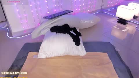 ohyesly_ online show from 11, 11, 2025