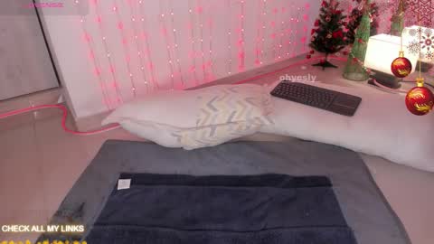 ohyesly_ online show from 2, 12, 2025