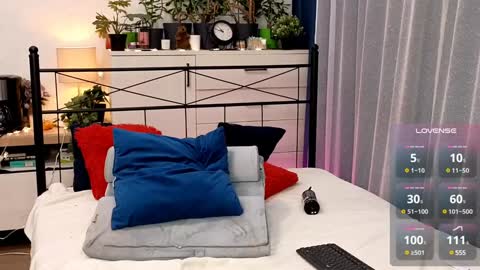 OliSunny Olivia online show from 1, 1, 2025