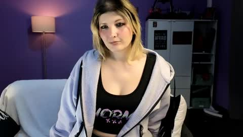 Snapshot of olisunny5 chatting on 29, 3, 2026 OliSunny Olivia online show from 29, 3, 2026