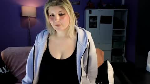 Snapshot of olisunny5 chatting on 19, 4, 2026 OliSunny Olivia online show from 19, 4, 2026