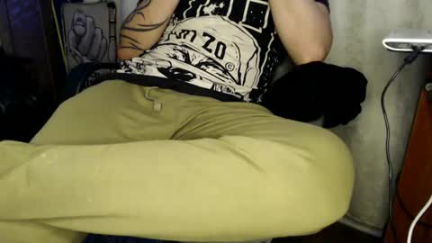 Snapshot of oliver_laid_2023 chatting on 16, 11, 2025 oliver_laid_2023 online show from 16, 11, 2025