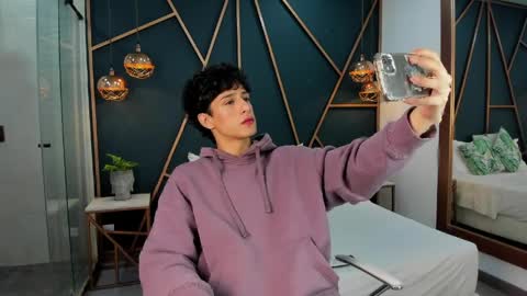 Snapshot of oliver_laurent chatting on 8, 4, 2026 OLIVER online show from 8, 4, 2026