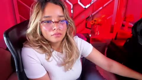 Snapshot of olivia_fox69 chatting on 18, 9, 2025 OLIVIA online show from 18, 9, 2025