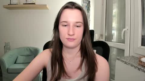 Snapshot of oliviaaa2003 chatting on 2, 2, 2025 Oliwiaa2004 online show from 2, 2, 2025