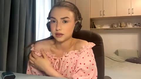 Snapshot of pamulahallquist chatting on 19, 6, 2026 Lia online show from 19, 6, 2026