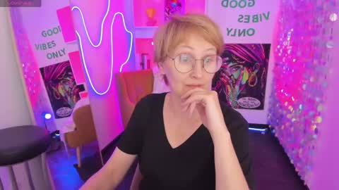 Snapshot of paris_cherry chatting on 3, 5, 2026 Paris online show from 3, 5, 2026