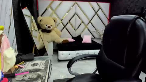 paris petit online show from 2, 12, 2025