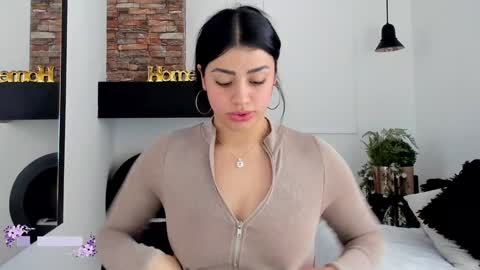 Snapshot of paulafer_ chatting on 4, 1, 2025 online show from 4, 1, 2025