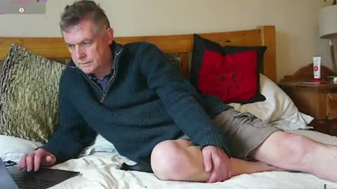 paullie2011 online show from 15, 4, 2026