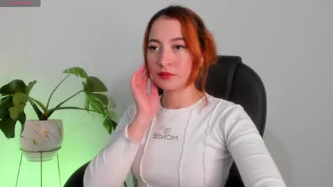 Snapshot of pear__moon chatting on 18, 5, 2026 LILLY online show from 18, 5, 2026