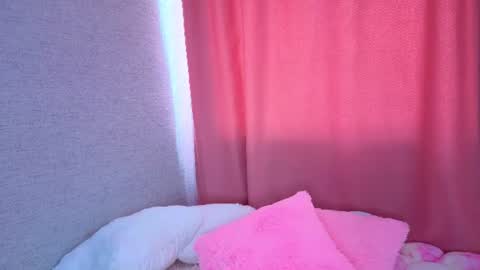 pearly_peach_ online show from 18, 6, 2026