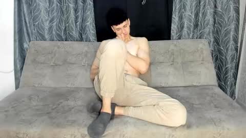 Snapshot of pelusos_mens chatting on 24, 11, 2025 CAIN-19 ALLEN-18 RONALD-18 AUSTIN-18 MOD DANTE online show from 24, 11, 2025