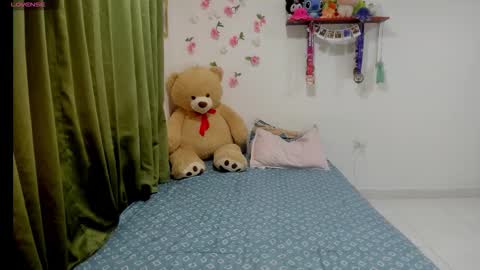 Snapshot of perla_brunette1 chatting on 1, 2, 2026 perla online show from 1, 2, 2026