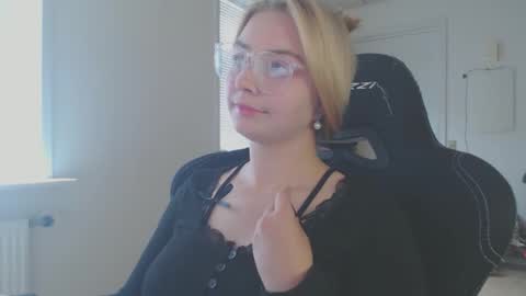 petalkiss online show from 13, 9, 2025