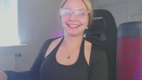 petalkiss online show from 15, 9, 2025