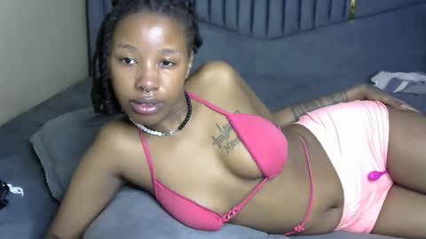 Snapshot of petite_byb1 chatting on 15, 4, 2026 lonny online show from 15, 4, 2026