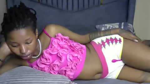 Snapshot of petite_byb1 chatting on 24, 4, 2026 lonny online show from 24, 4, 2026
