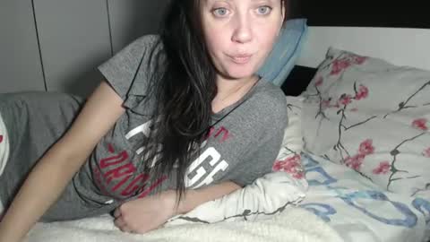 Snapshot of petite_danielle chatting on 18, 10, 2025 petite_danielle online show from 18, 10, 2025