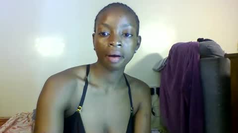 Snapshot of petite_queen001 chatting on 10, 10, 2025 petite_queen001 online show from 10, 10, 2025