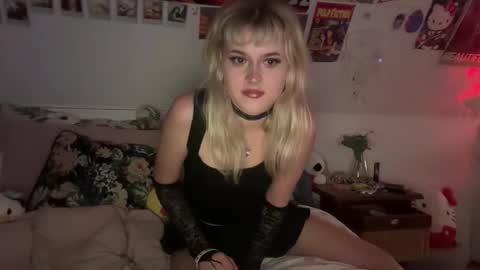 Snapshot of petitecrystals chatting on 15, 10, 2025 Crystal online show from 15, 10, 2025