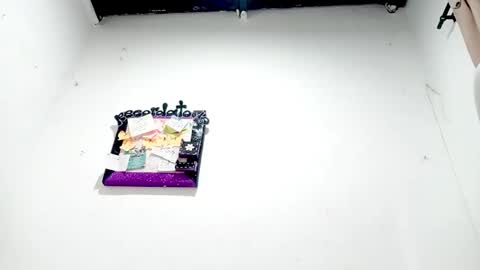 Snapshot of petiteivoryqueen chatting on 17, 12, 2025 danna online show from 17, 12, 2025