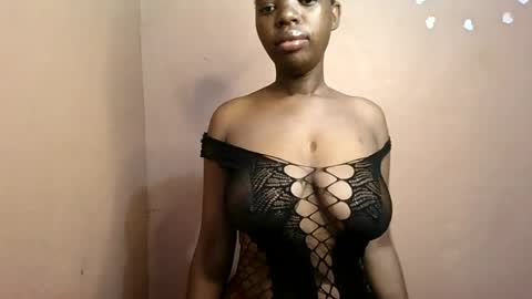 Snapshot of petitemomma76379 chatting on 5, 7, 2026 sexy chocolate online show from 5, 7, 2026