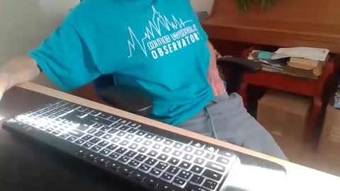 Snapshot of petitwilly chatting on 27, 10, 2025 petitwilly online show from 27, 10, 2025